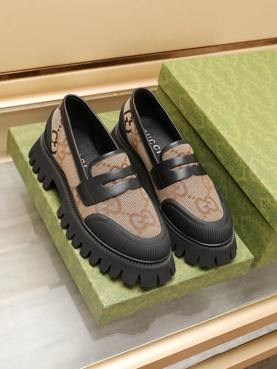 Men's Men's Shoes 💰P540💰[GUCCI] 🆕Men's classic loafers, which combine classic shoe styles with retro California style. Slipper style design, easy to put on and take off. The upper is carefully made of original fabric and decorated with a rubber concave sole and the logo on the upper. Wear it with casual clothing or a suit. Size: 38-44 (45.46 customized)